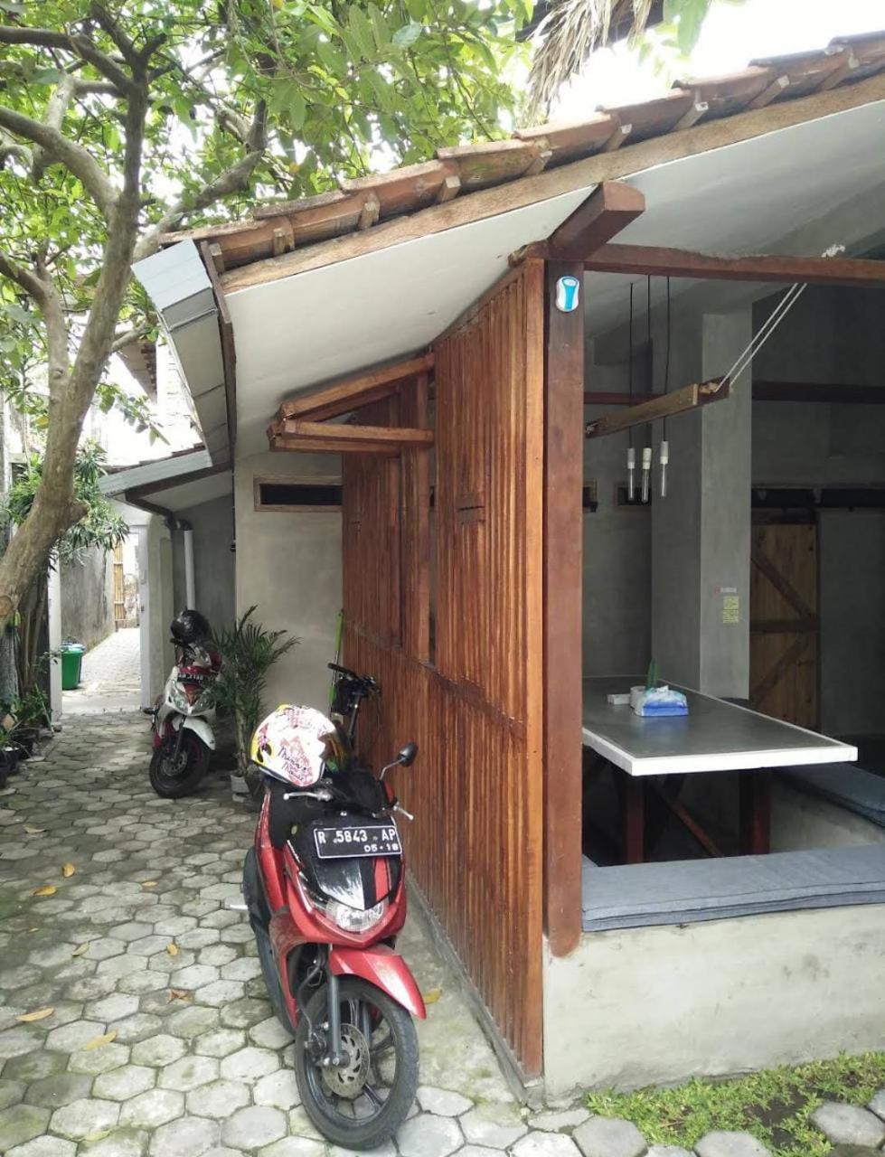 Trava House Hostel Yogyakarta Exterior photo